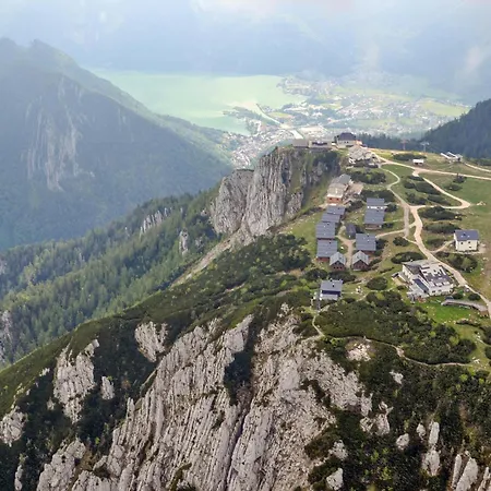 Mit Bergpanorama Эбензее
